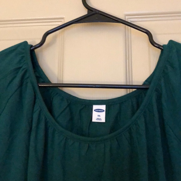 NWT Green gathered neck Top - Picture 2 of 3